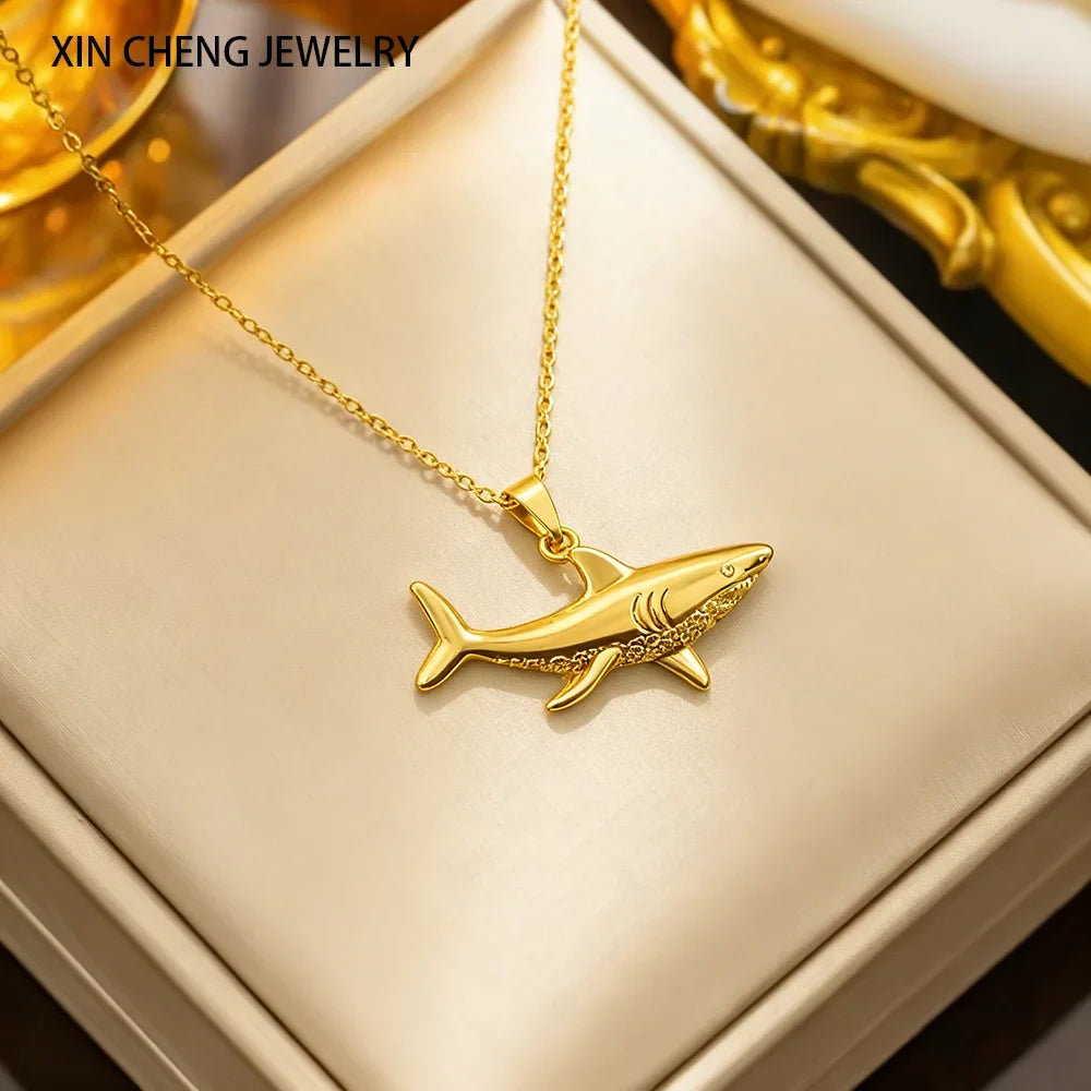 Collier avec pendentif requin doré