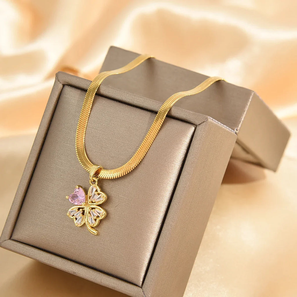 Collier avec Pendentif Trèfle à 4 feuilles Porte Bonheur et Zircon