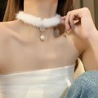 Collier Ras de Cou Elégant en Plumes avec Pendentif Perle