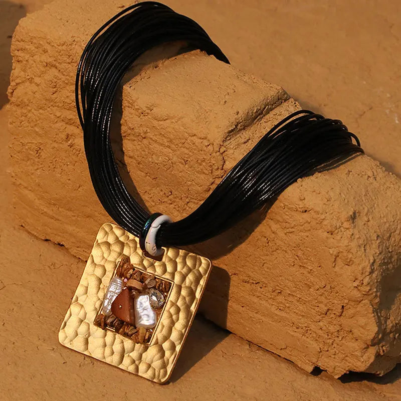 Collier en Cordes avec Pendentif Carré noir