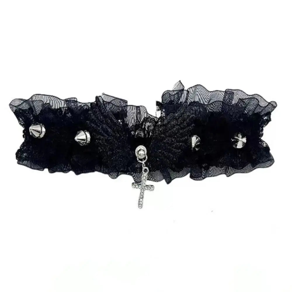 Collier en dentelle avec pendentif ailes d'ange noir