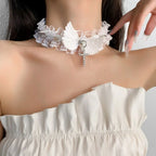 Collier en dentelle avec pendentif ailes d'ange blanc