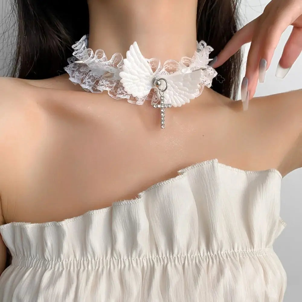ホワイトの天使の羽ペンダント付きレースネックレス