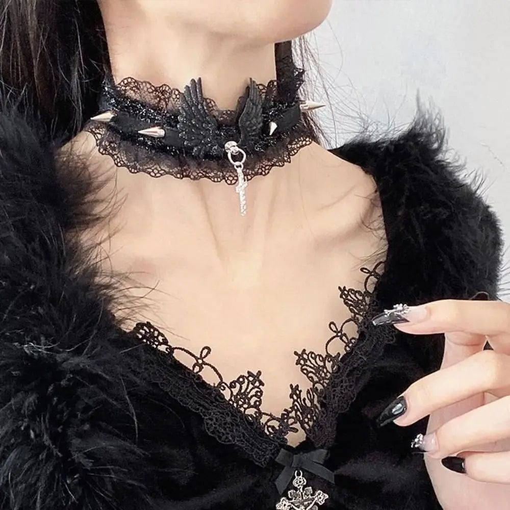 ブラックの天使の羽ペンダント付きレースネックレス