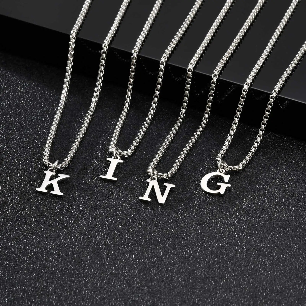 Collier homme avec pendentif initiale k
