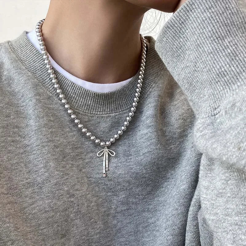 Collier Pendentif avec Perles Grises et Noeud de Papillon