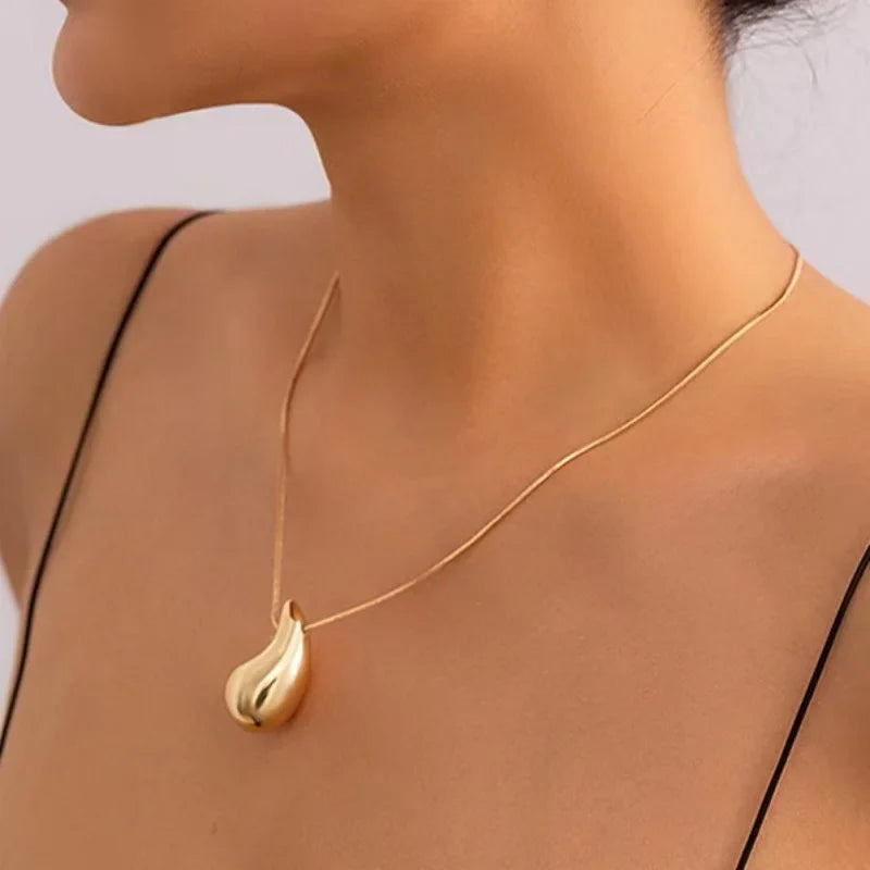 アシンメトリーな雫モチーフのペンダントネックレス ゴールド