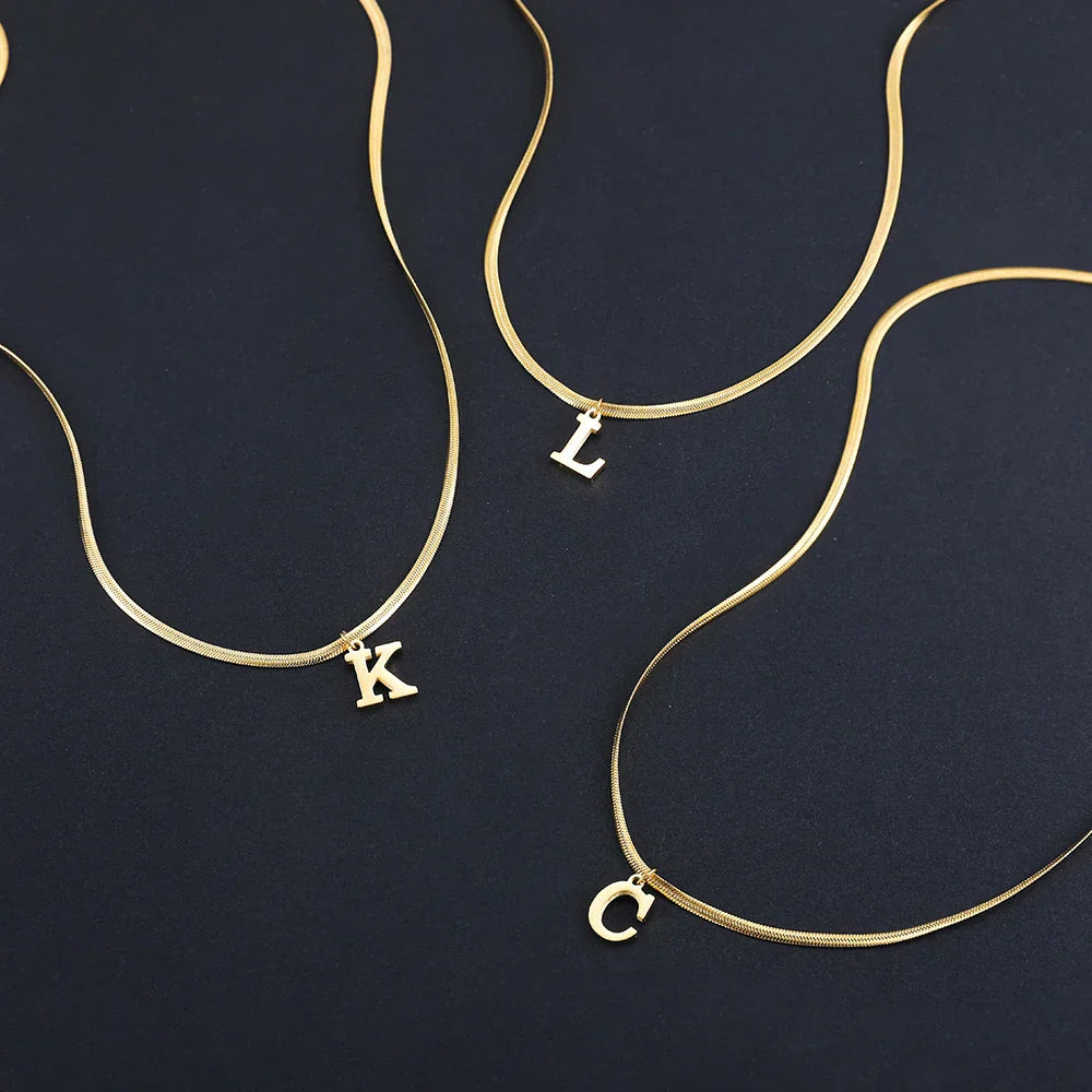 Collier ras de cou femme avec pendentif initiale