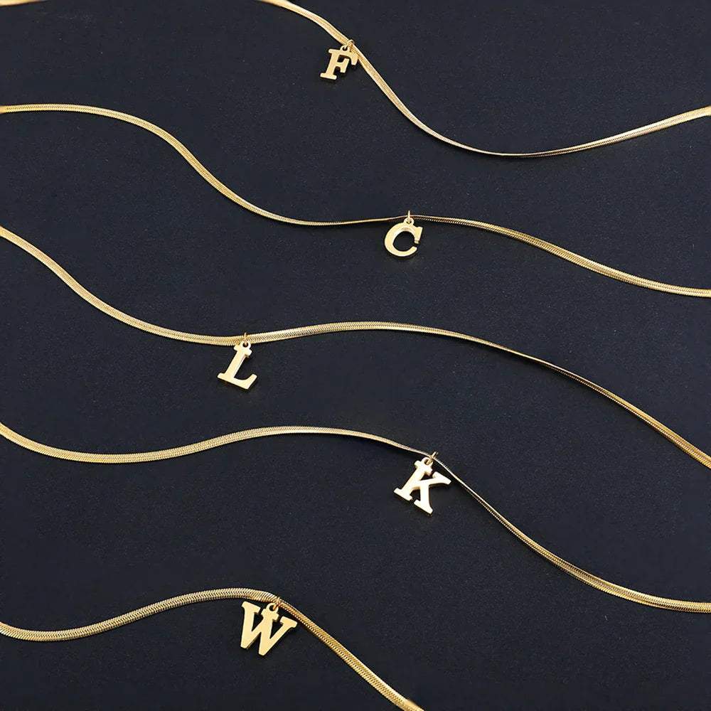 Collier ras de cou femme avec pendentif initiale