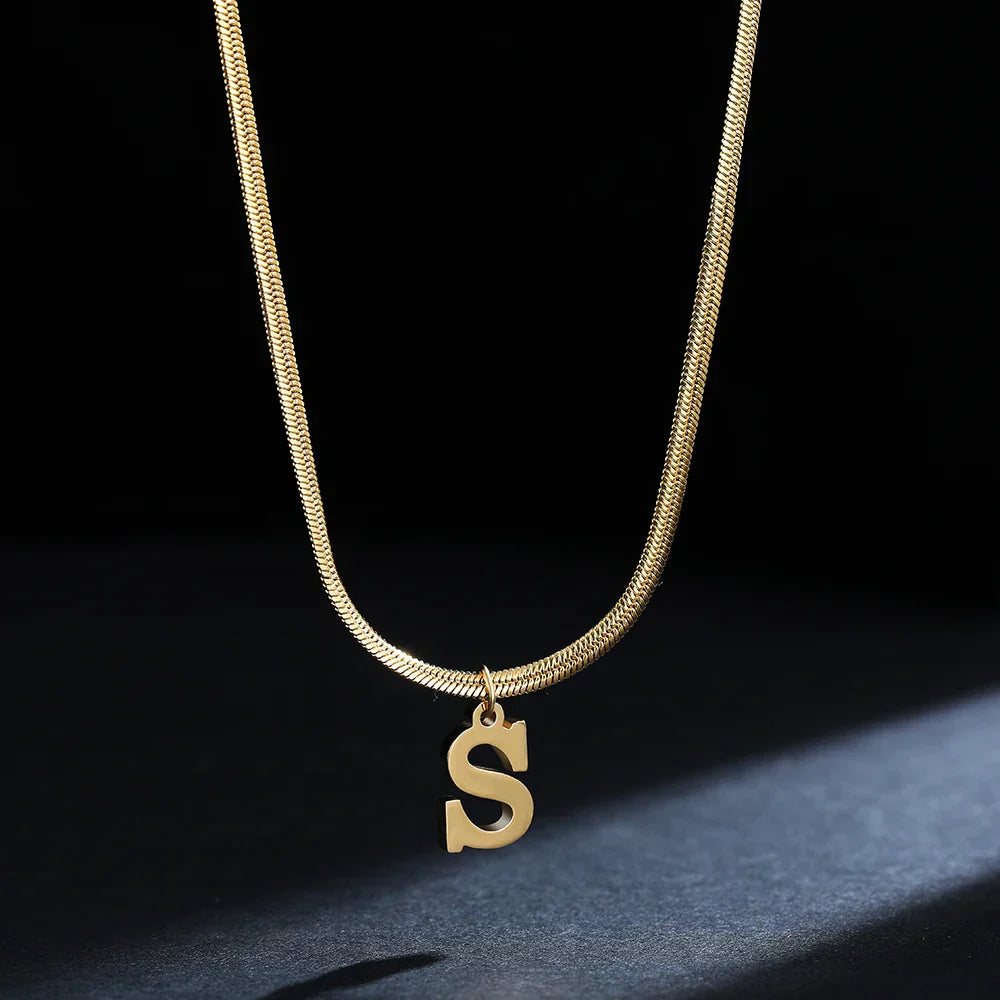 Collier ras de cou femme avec pendentif initiale s