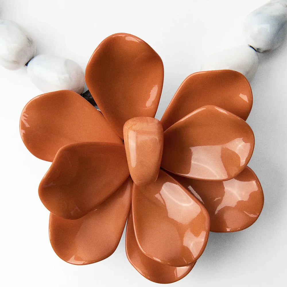 Collier Ras de Cou avec Grand Pendentif Fleur orange