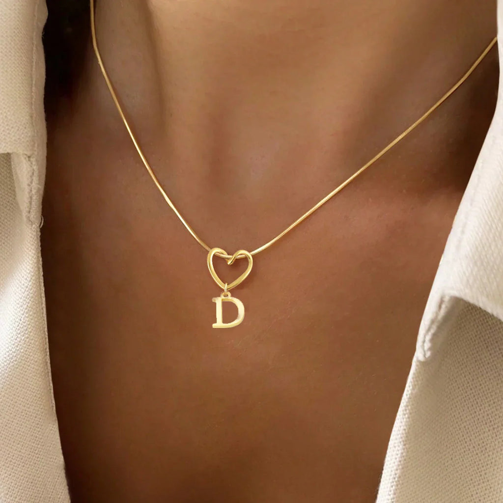 Collier ras de cou avec pendentif initiale et coeur d