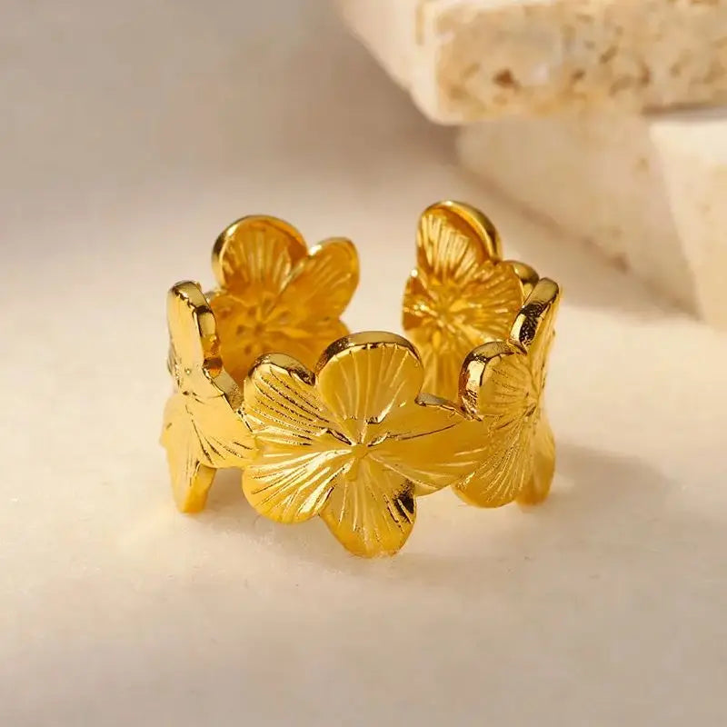 5枚花のゴールドカラー大ぶりリング