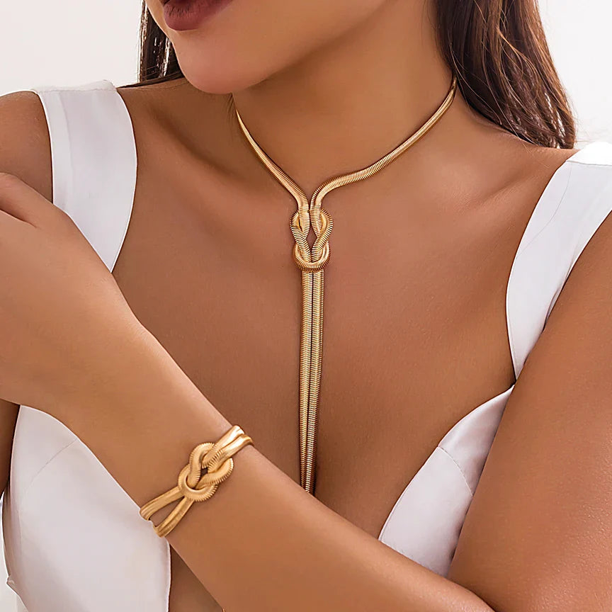 Long Collier De Décolleté & Son Bracelet Noeud