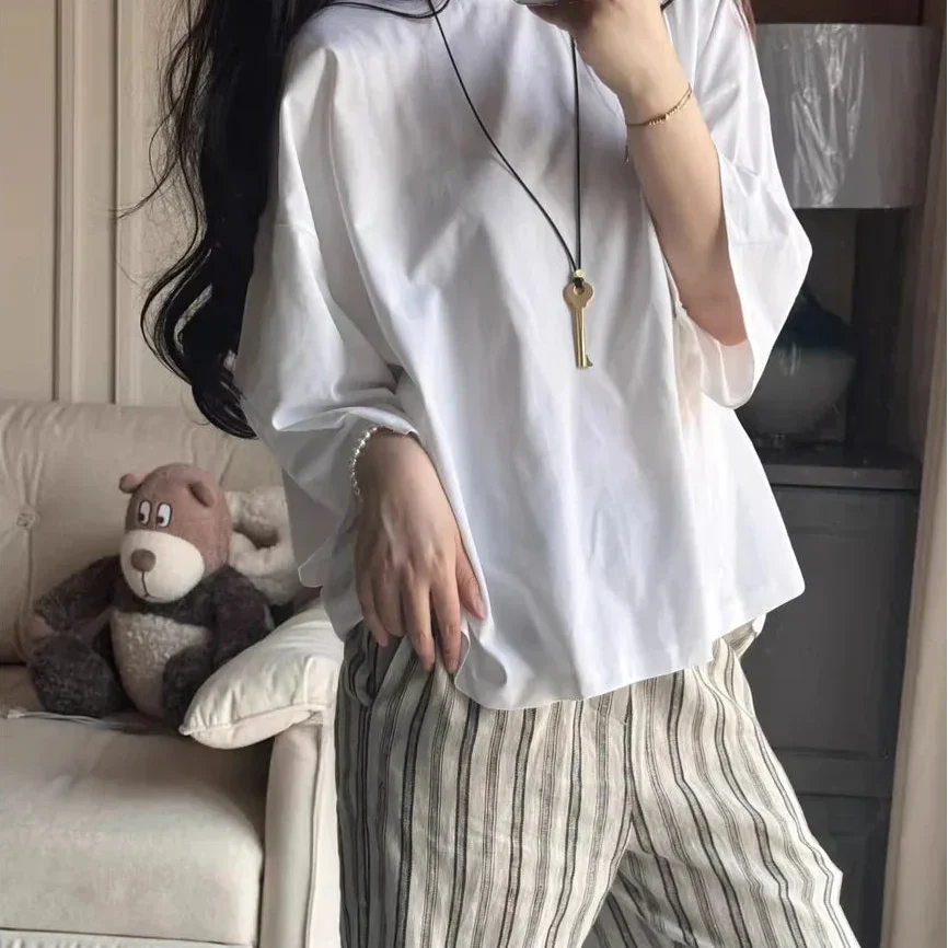 鍵モチーフのペンダント付きロングコードネックレス